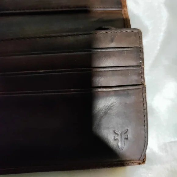 Frye warm chocolate brown leather zippered pocket card slots wallet